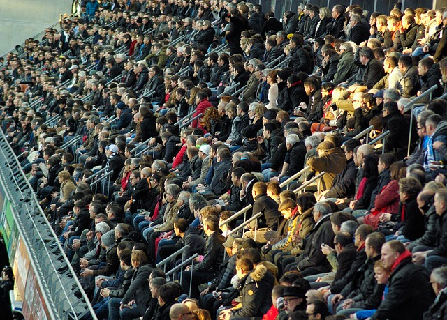 Energetischer Schutz notwendig: Menschenmenge im Stadium