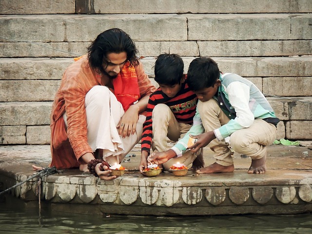 Spirituelle Inder mit Kerzen am Wasser